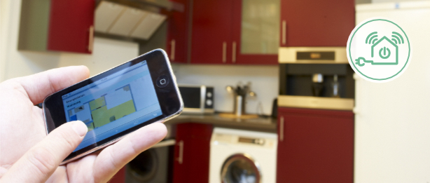 Küche des Containerhauses mit Smartphone-App im vordergrund zur Steuerung der intelligenten Haushaltsgeräte