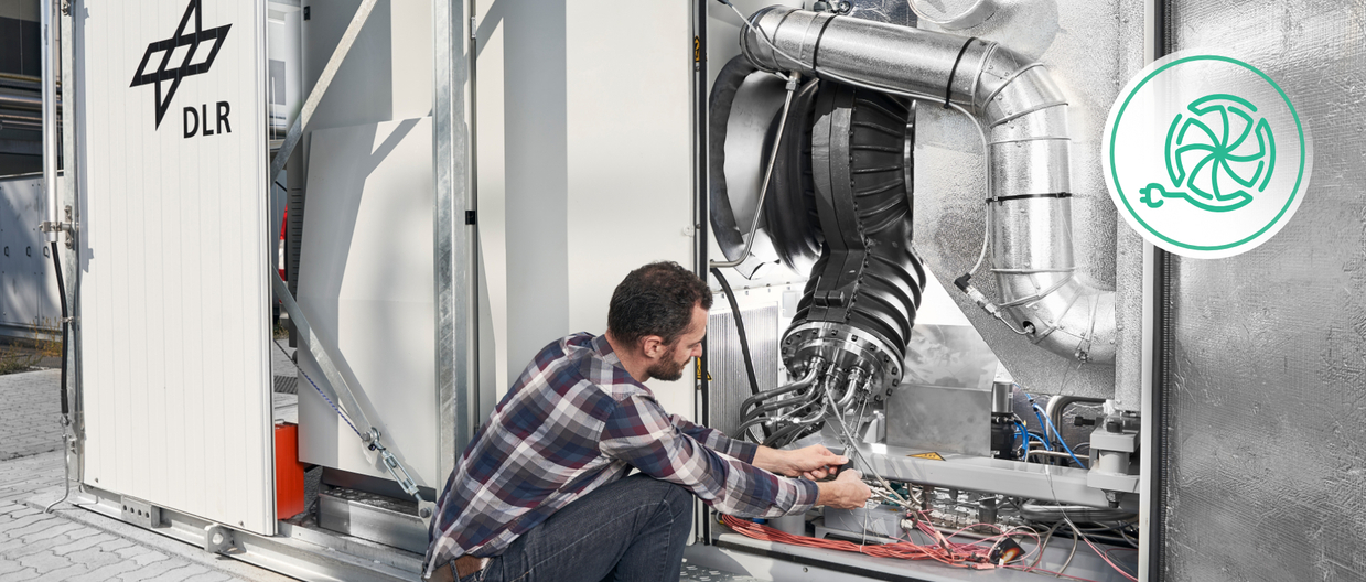 containeranlage mit Mikrogasturbine neben dem Bioliq-Bau. Im Hintergrund der Anlagenverbund und die Produktlagerhalle.