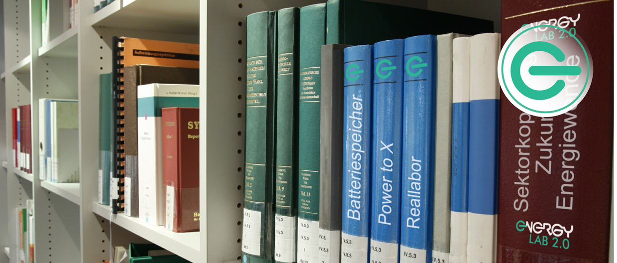 Regal in einer Fachbibliothek mit Büchern, die das Energy Lab Icon oder Signet tragen zu den Themen Energiewende, Sektorkopplung, Zukunft, Power-to-X, Batteriespeicher und Reallabor.